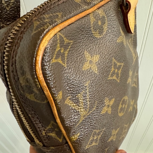 Louis Vuitton Amazon Vintage Monogram Crossbody Bag. P0016 - Picture 9 of 15